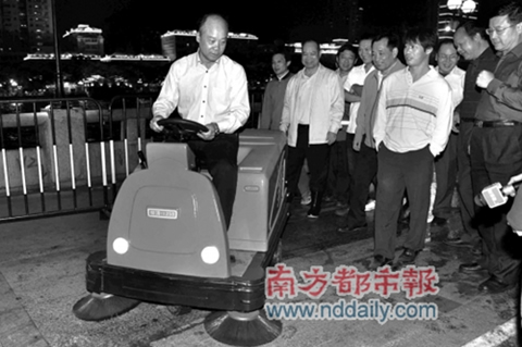 廣州副市長(zhǎng)駕駛愛瑞特瑞清1250登上《南方都市報(bào)》